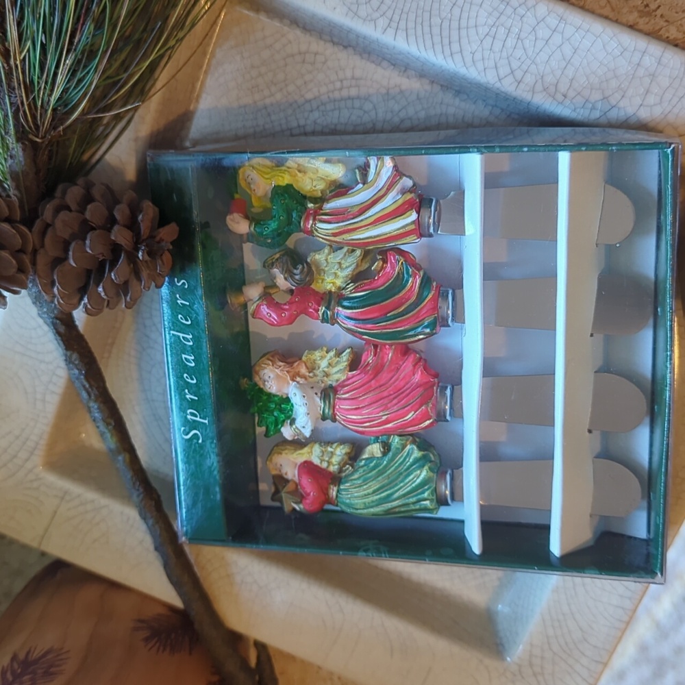 ❤️ 2 for $15 ❤️ NWT - Festive Angel Spreader Set Of 4 - Stainless Steel Knives - Picture 2 of 5